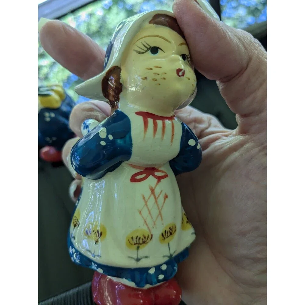 Vintage Kissing Dutch Boy/Girl Salt Pepper Shaker Set Ceramics Japan Tulips Blue
